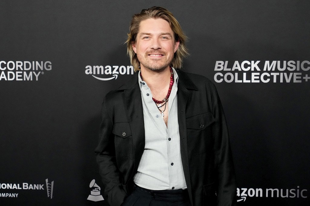 Taylor Hanson y Britt Stewart vestidos de blanco en el plató de Dancing with the Stars