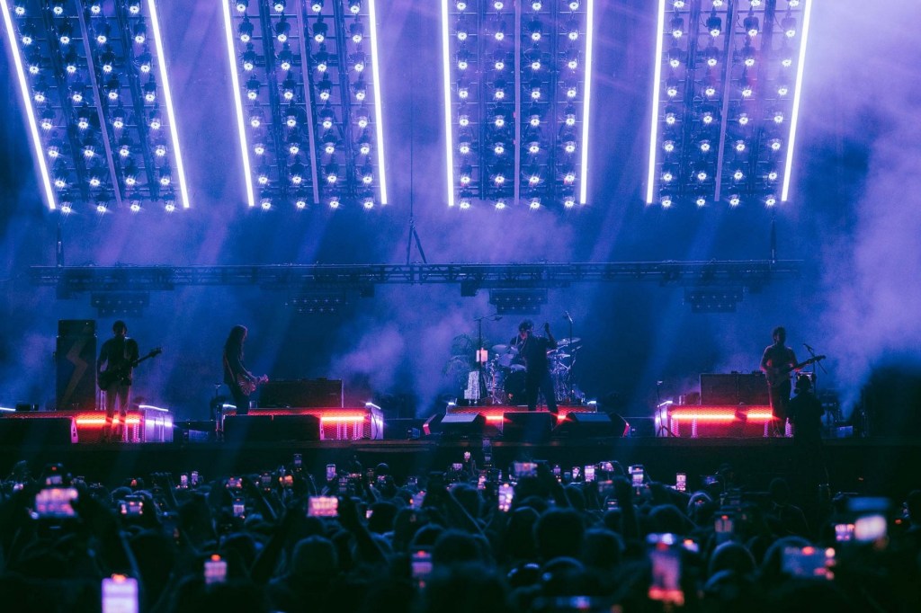 Julian Casablancas actuando en directo con The Strokes.