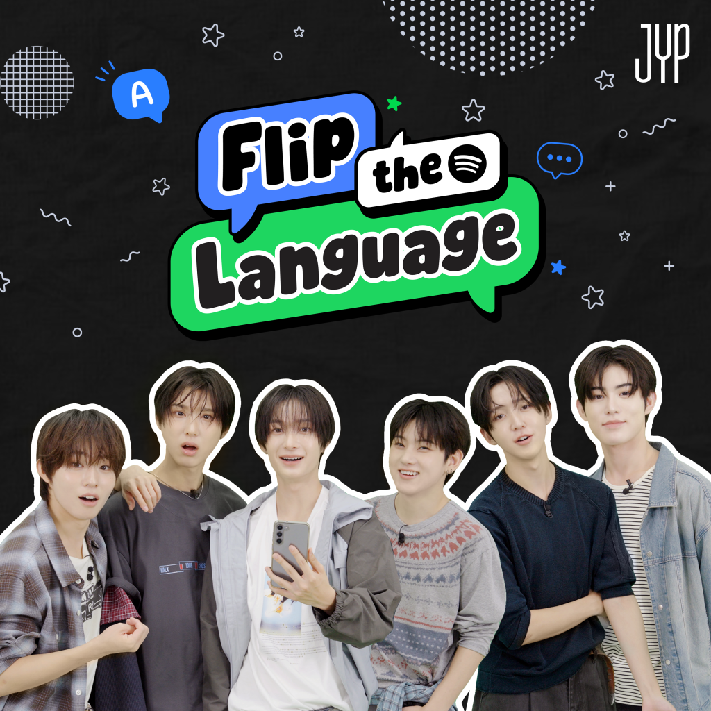 Los miembros del grupo de K-Pop KickFlip sonriendo