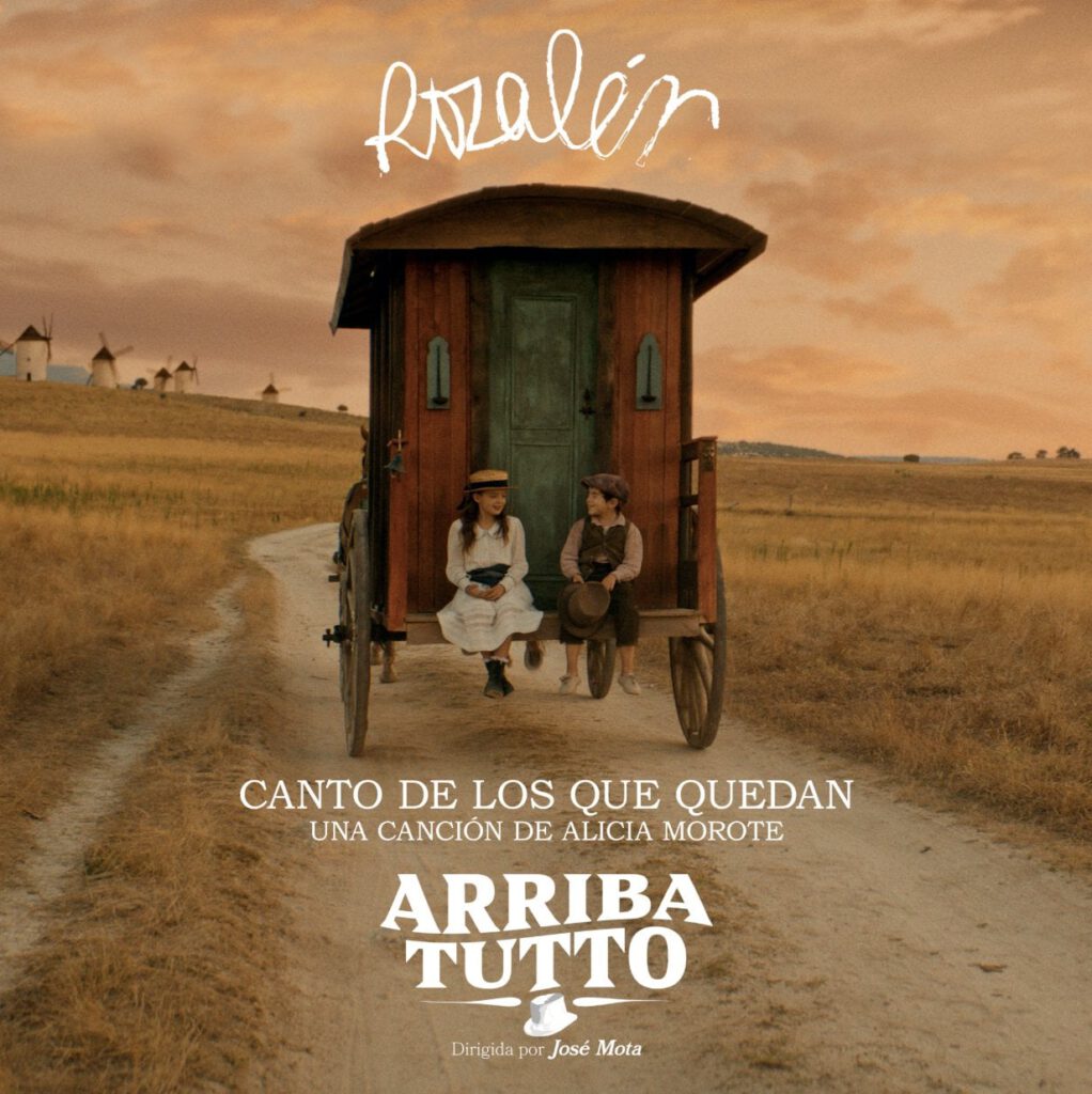 Rozalén interpretando la canción principal de la película Arriba Tutto