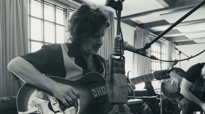 Quique González interpretando la canción STUOPET en el documental Coleccionistas